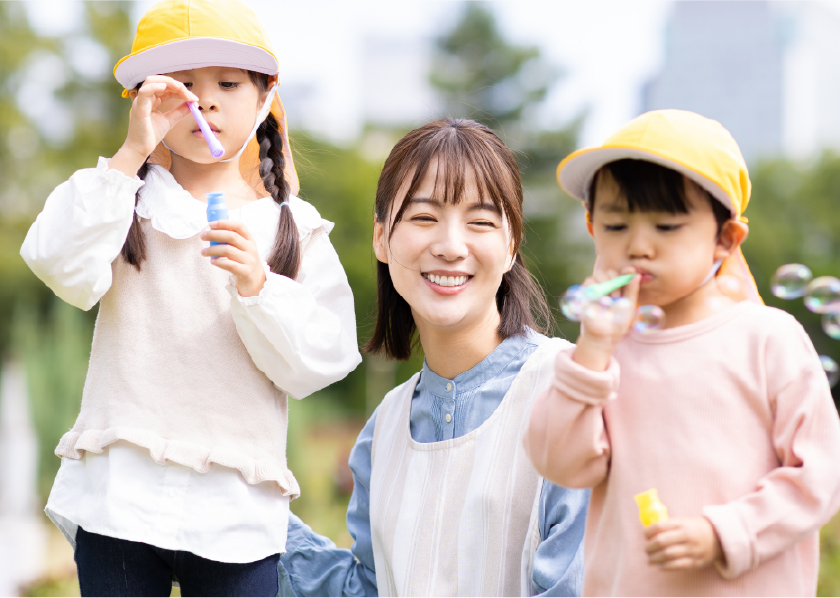 子どもたちと一緒にいる女性